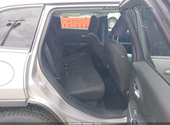 1C4PJLCB1KD272143 2019 JEEP CHEROKEE Silver Widok naklejki z numerem VIN