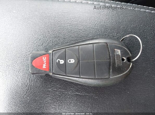 1C4PJLCB1KD272143 2019 JEEP CHEROKEE Silver Widok deski rozdzielczej