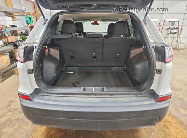 1C4PJLCB1KD377068 2019 JEEP CHEROKEE White Rear view