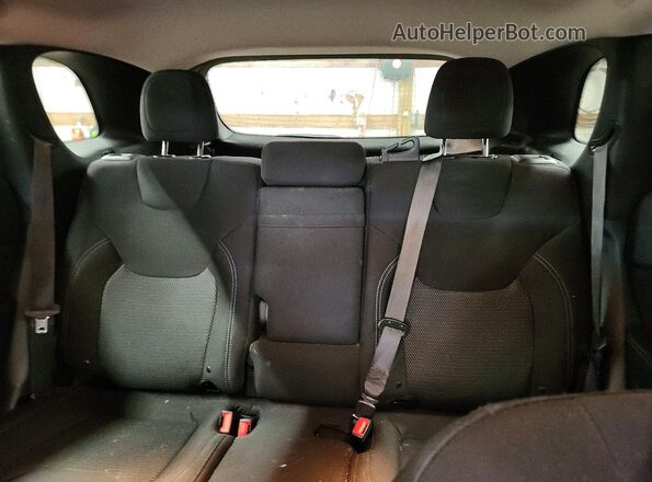 1C4PJLCB1KD377068 2019 JEEP CHEROKEE White Rear seats view