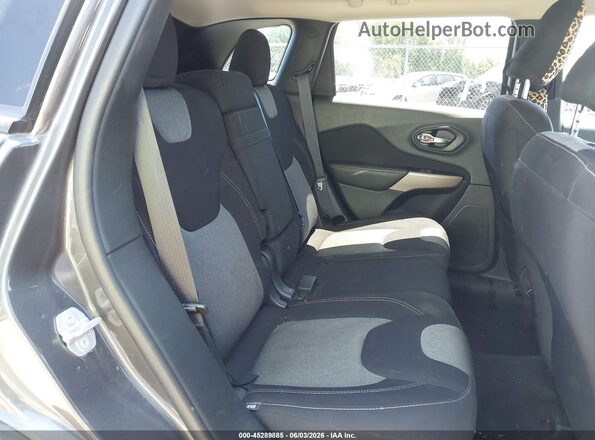 1C4PJLCB2JD620675 2018 JEEP CHEROKEE Gray VIN կոդի պիտակի տեսք