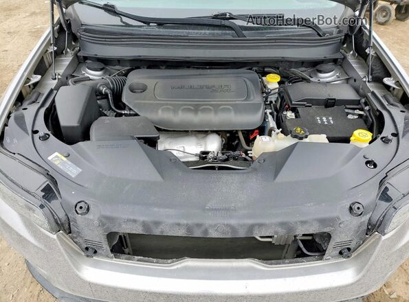 1C4PJLCB2LD577166 2020 JEEP CHEROKEE Silver ძრავის განყოფილების ხედი