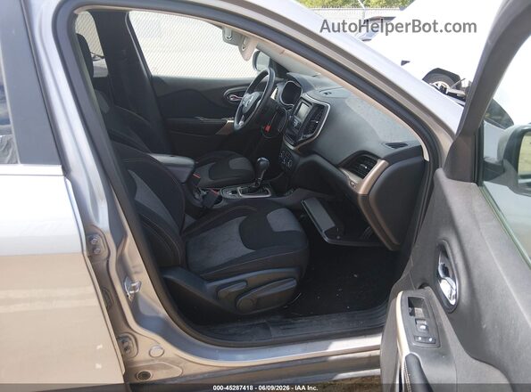 1C4PJLCB3JD566318 2018 JEEP CHEROKEE Silver წინა სალონის ხედი