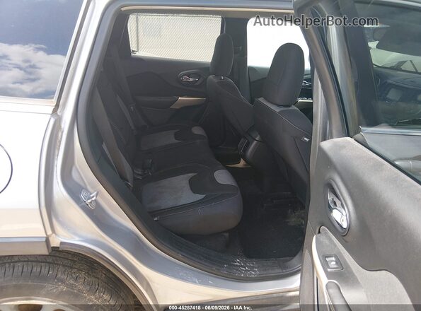 1C4PJLCB3JD566318 2018 JEEP CHEROKEE Silver VIN კოდის სტიკერის ხედი