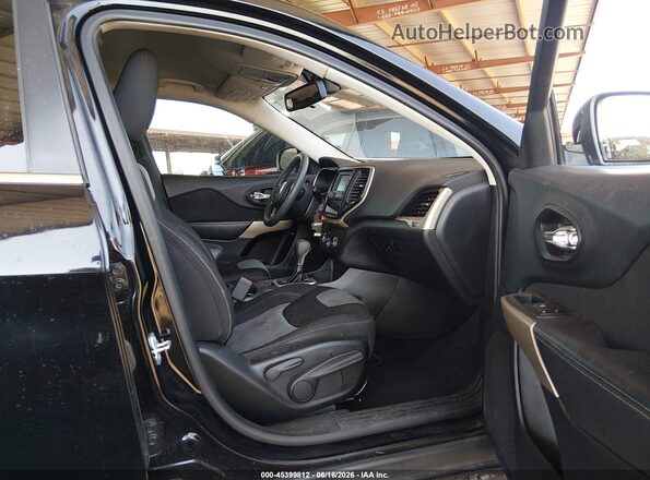 1C4PJLCB4JD536941 2018 JEEP CHEROKEE Black Front interior view