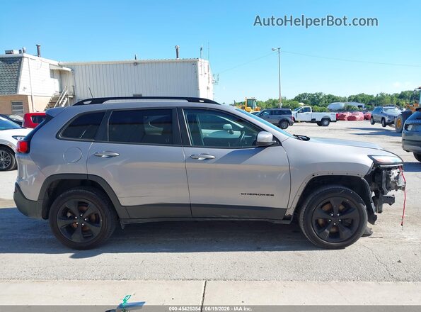 1C4PJLCB4JD540066 2018 JEEP CHEROKEE Gray Սալոնի հետևի տեսք