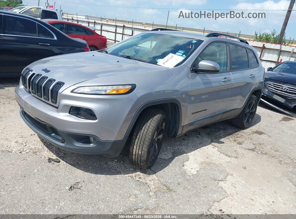 1C4PJLCB4JD620449 2018 JEEP CHEROKEE Silver Vista tres cuartos delantera izquierda
