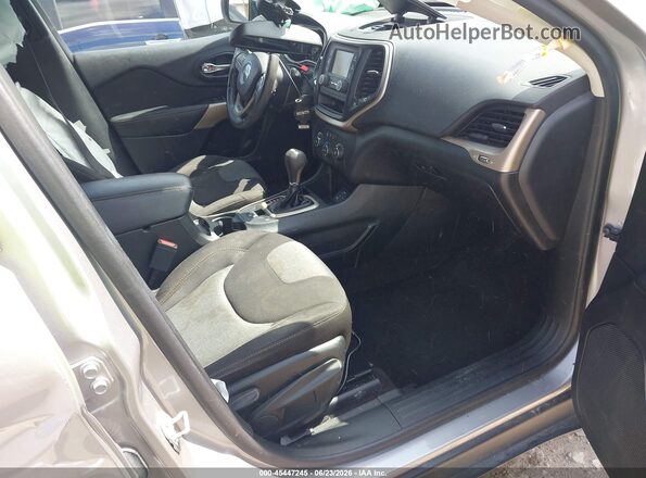 1C4PJLCB4JD620449 2018 JEEP CHEROKEE Silver Vista interior delantera