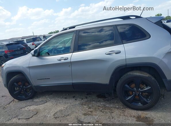 1C4PJLCB4JD620449 2018 JEEP CHEROKEE Silver Vista interior trasera