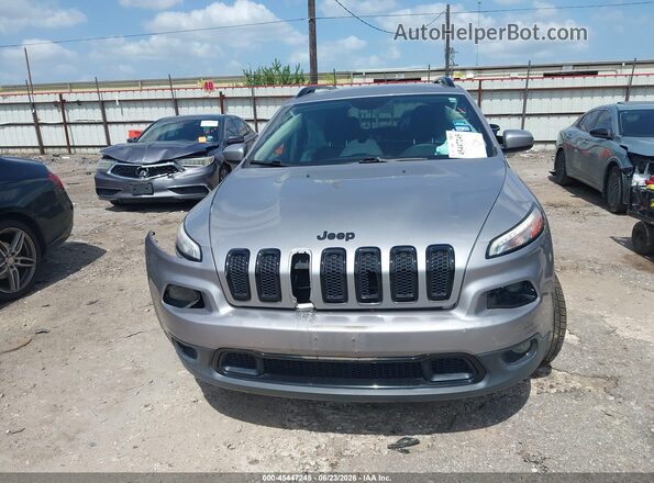 1C4PJLCB4JD620449 2018 JEEP CHEROKEE Silver Vista del salpicadero