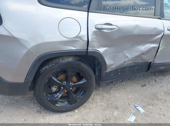 1C4PJLCB4JD620449 2018 JEEP CHEROKEE Silver Vista frontal