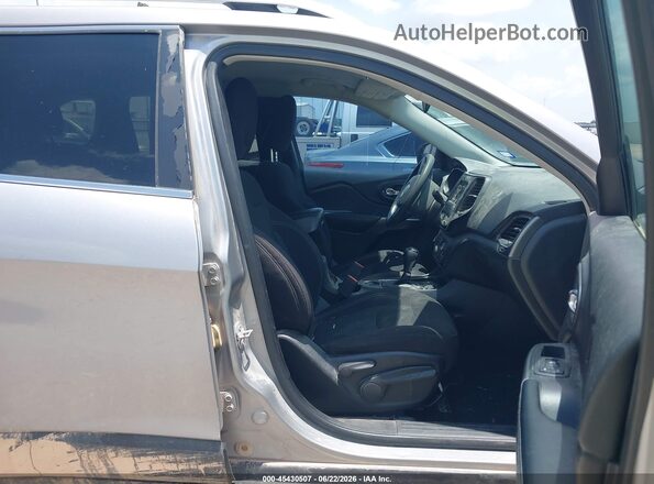 1C4PJLCB5KD220384 2019 JEEP CHEROKEE Silver Vista interior delantera