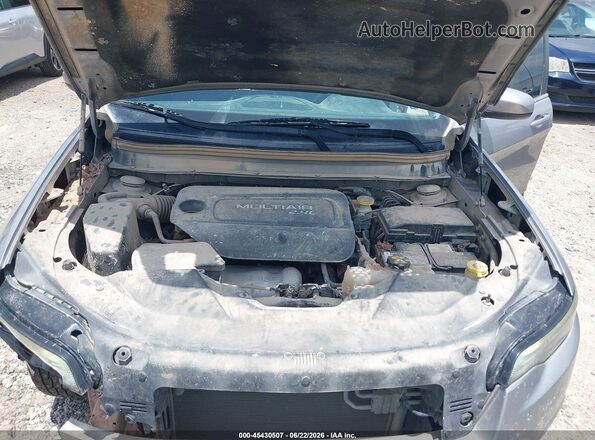1C4PJLCB5KD220384 2019 JEEP CHEROKEE Silver Vista trasera