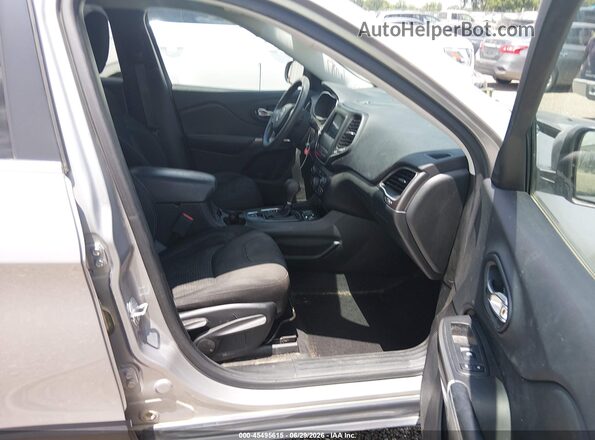 1C4PJLCB6KD266192 2019 JEEP CHEROKEE Silver Widok wnętrza z przodu