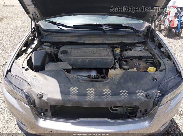 1C4PJLCB6KD266192 2019 JEEP CHEROKEE Silver Widok z tyłu