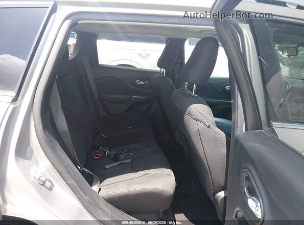 1C4PJLCB6KD266192 2019 JEEP CHEROKEE Silver Widok naklejki z numerem VIN