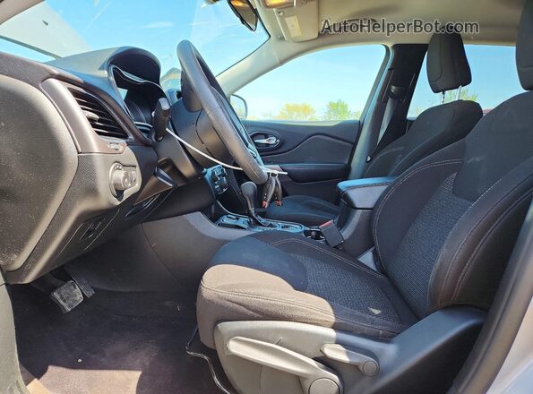 1C4PJLCB7KD128550 2019 JEEP CHEROKEE Silver წინა სალონის ხედი