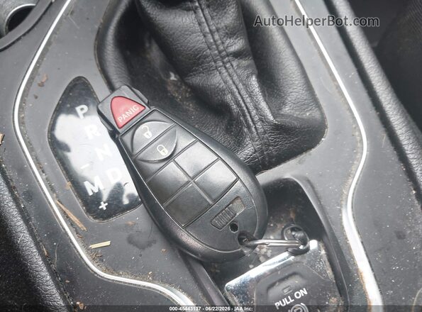 1C4PJLCB7KD486506 2019 JEEP CHEROKEE Красный Вид панели приборов