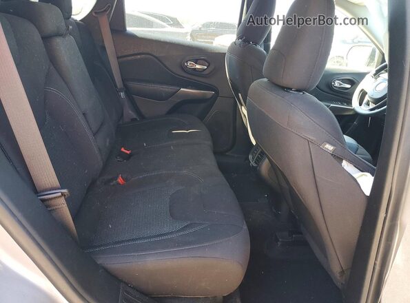1C4PJLCB7LD553560 2020 JEEP CHEROKEE Silver Widok wnętrza z tyłu