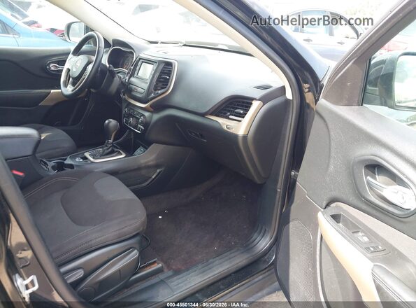 1C4PJLCB8HW619562 2017 JEEP CHEROKEE Black Front interior view