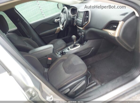 1C4PJLCB8HW641920 2017 JEEP CHEROKEE Silver Սալոնի դիմացի տեսք