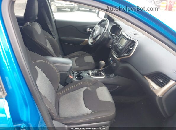 1C4PJLCB8JD560546 2018 JEEP CHEROKEE Blue Front interior view