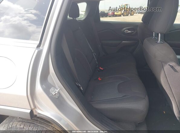 1C4PJLCB8KD382073 2019 JEEP CHEROKEE Silver VIN կոդի պիտակի տեսք