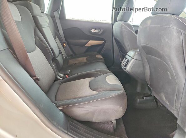 1C4PJLCX7JD621249 2018 JEEP CHEROKEE White Вид задньої частини салону