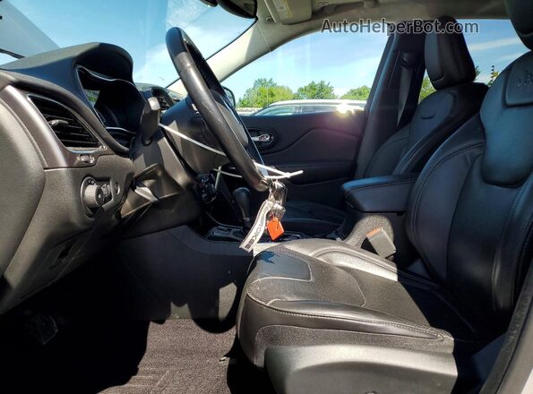 1C4PJLDB1KD242218 2019 JEEP CHEROKEE Серебряный Вид салона спереди