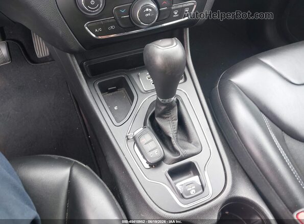 1C4PJLLB3KD240522 2019 JEEP CHEROKEE White Dashboard view