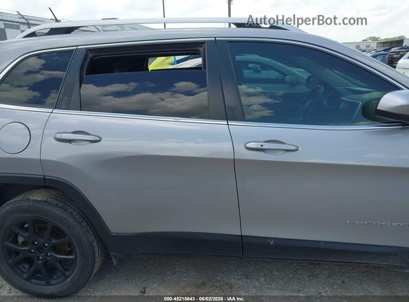1C4PJLLB4JD621682 2018 JEEP CHEROKEE Silver Vista interior trasera
