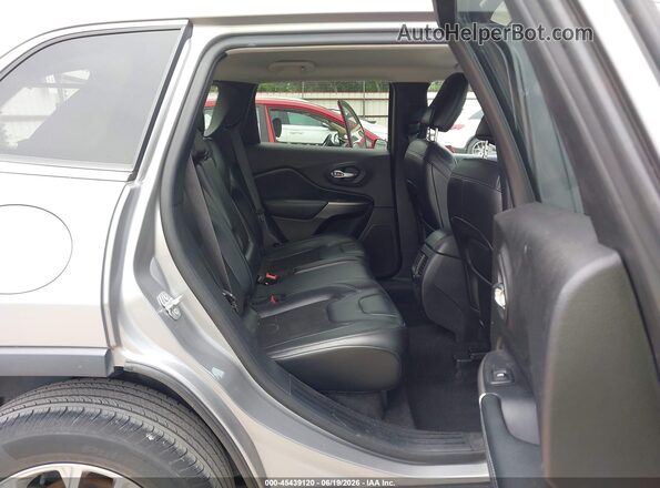 1C4PJLLB9LD653692 2020 JEEP CHEROKEE Silver Widok naklejki z numerem VIN