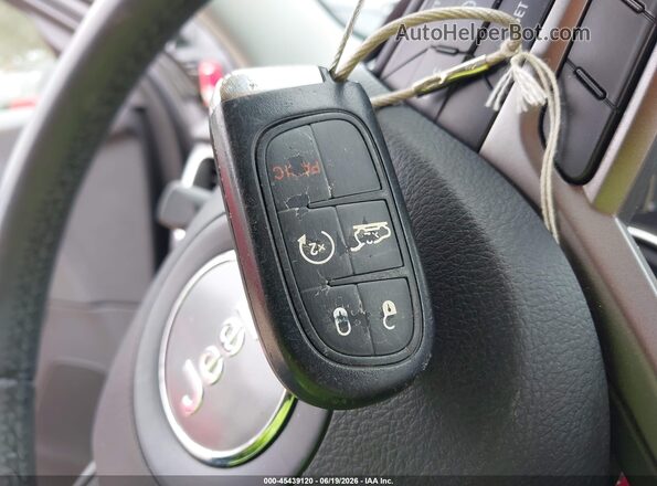1C4PJLLB9LD653692 2020 JEEP CHEROKEE Silver Widok deski rozdzielczej