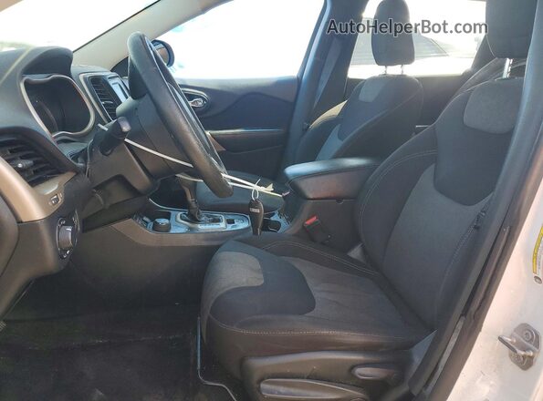 1C4PJMAB7HW571013 2017 JEEP CHEROKEE White Front interior view