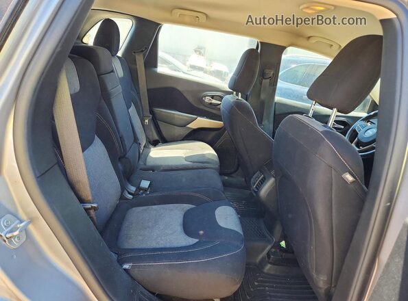 1C4PJMASXHD227378 2017 JEEP CHEROKEE Gray Widok wnętrza z tyłu