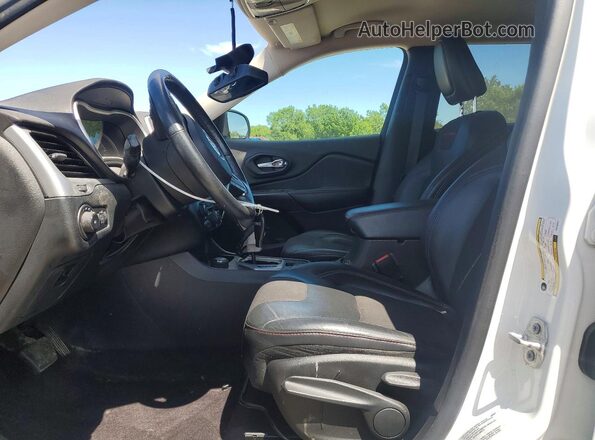 1C4PJMBB0GW268927 2016 JEEP CHEROKEE White Front interior view