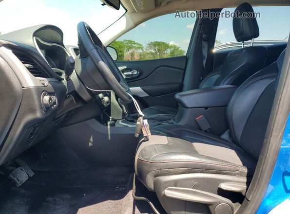 1C4PJMBB2HW584153 2017 JEEP CHEROKEE Blue Widok wnętrza z przodu