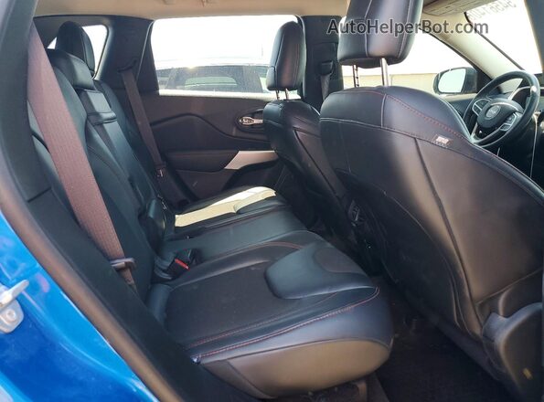 1C4PJMBB2HW584153 2017 JEEP CHEROKEE Blue Widok wnętrza z tyłu