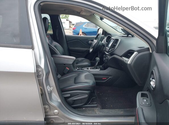 1C4PJMBB3HW528660 2017 JEEP CHEROKEE Gray Вид салону спереду