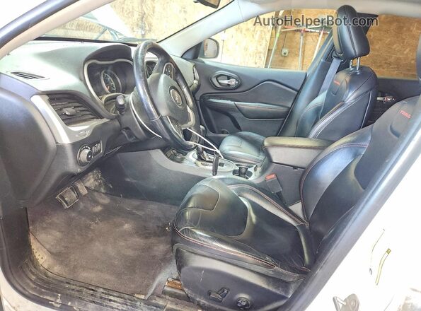 1C4PJMBS1GW320520 2016 JEEP CHEROKEE Белый Вид салона спереди