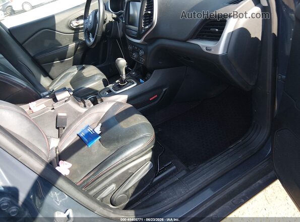 1C4PJMBS7GW268052 2016 JEEP CHEROKEE Black Front interior view