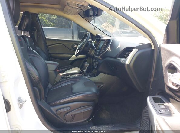 1C4PJMBS7HW632391 2017 JEEP CHEROKEE White Front interior view