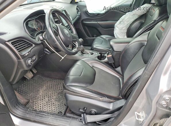 1C4PJMBX1KD259184 2019 JEEP CHEROKEE Silver წინა სალონის ხედი