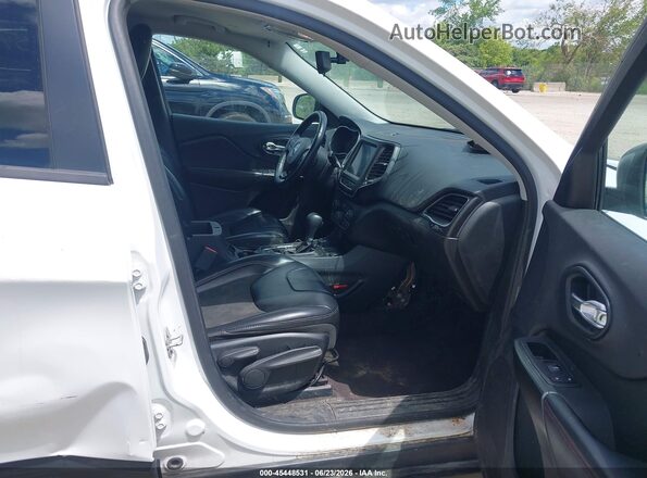 1C4PJMBX9KD183083 2019 JEEP CHEROKEE White Front interior view