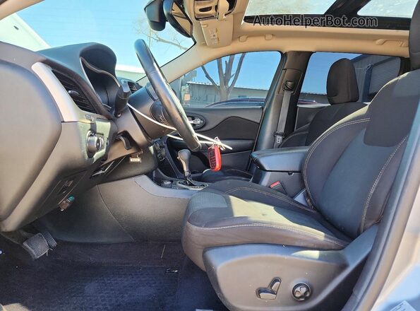 1C4PJMCB0GW226014 2016 JEEP CHEROKEE Silver Front interior view