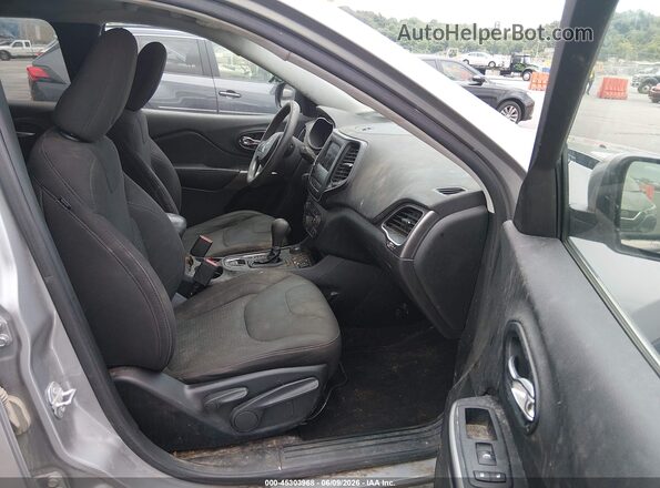 1C4PJMCB3KD190064 2019 JEEP CHEROKEE Silver Front interior view