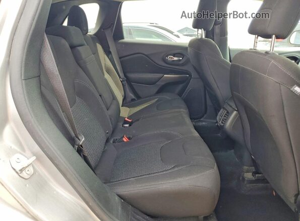 1C4PJMCB3KD282243 2019 JEEP CHEROKEE Silver Vista interior trasera