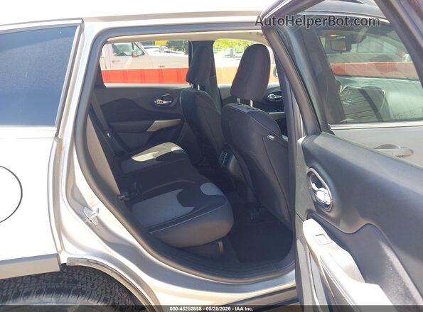 1C4PJMCB5JD559313 2018 JEEP CHEROKEE Silver VIN կոդի պիտակի տեսք