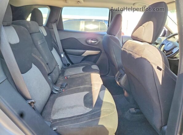 1C4PJMCB7JD543582 2018 JEEP CHEROKEE Silver Rear interior view