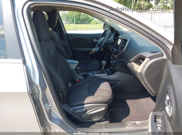 1C4PJMCB8HW615744 2017 JEEP CHEROKEE Silver Front interior view
